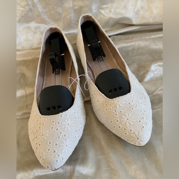 NWOT White embroidered flats - Picture 3 of 7